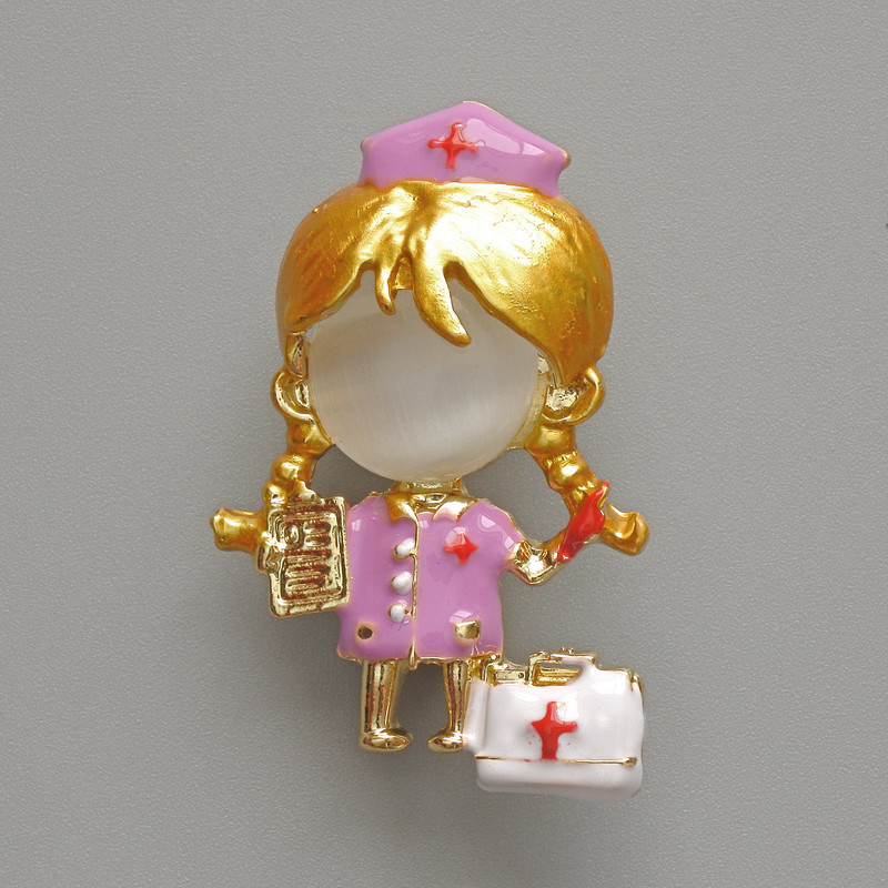 Brosche-Anhänger „Krankenschwester“ mit weißem Katzenauge, violette und weiße Emaille, goldfarbenes Metall, 23 × 36 mm