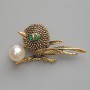 Brosche-Anhänger 'Vogel' mit grünen Strasssteinen, weißer Perle, goldfarbenem Metall 46 × 24 mm
