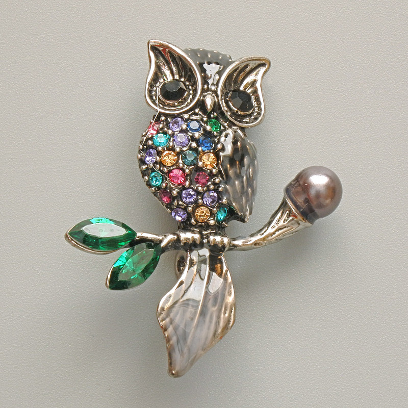 Brosche mit Anhänger Eule, schwarz-graue Emaille, bunte Strasssteine, schwarze Perle, silberfarbenes Metall 31×38 mm