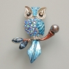Eulenbrosche – Anhänger mit blauer Emaille, blauen Strasssteinen, schwarzer Perle, silberfarbenem Metall 31 × 38 mm
