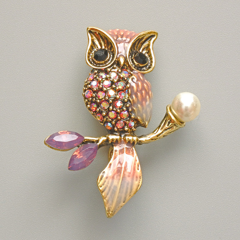 Brosche-Anhänger Eule, rosa Emaille, rosa Strasssteine, weiße Perle, goldfarbenes Metall 31×38 mm