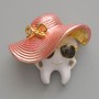 Brosche 'Zahn mit Hut' aus Emaille in Weiß, Rosa und Schwarz, goldfarbenes Metall, 33×30 mm