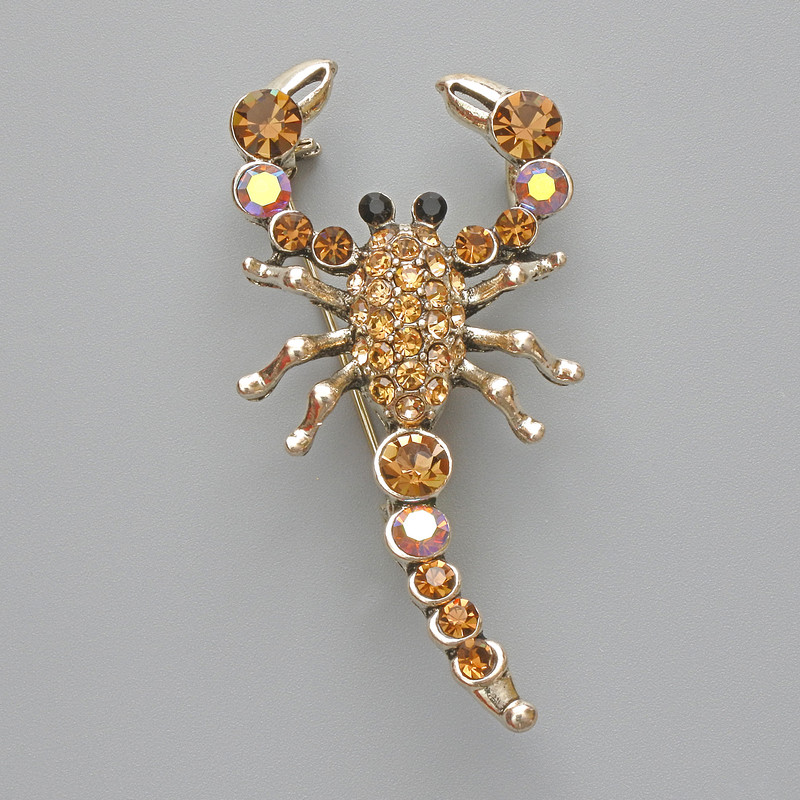 Brosche-Anhänger Skorpion, gelbe Strasssteine und Chameleon-Strass, goldfarbenes Metall, 28 × 54 mm
