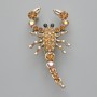 Brosche-Anhänger Skorpion, gelbe Strasssteine und Chameleon-Strass, goldfarbenes Metall, 28 × 54 mm