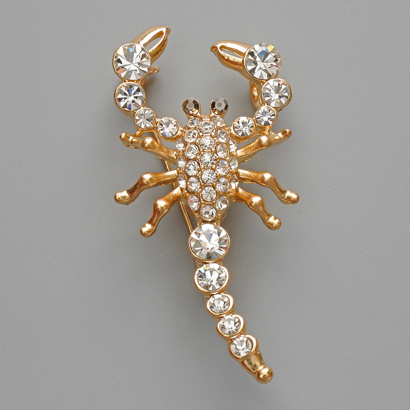 Brosche mit Anhänger Skorpion, weiße Strasssteine, goldfarbenes Metall, 28×54 mm