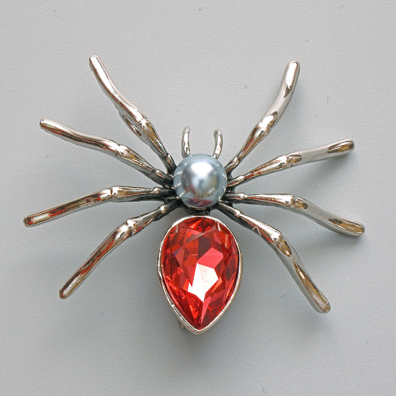 Brosche-Anhänger Spinne mit rotem Kristall, graue Perle, silberfarbenes Metall 45×39 mm