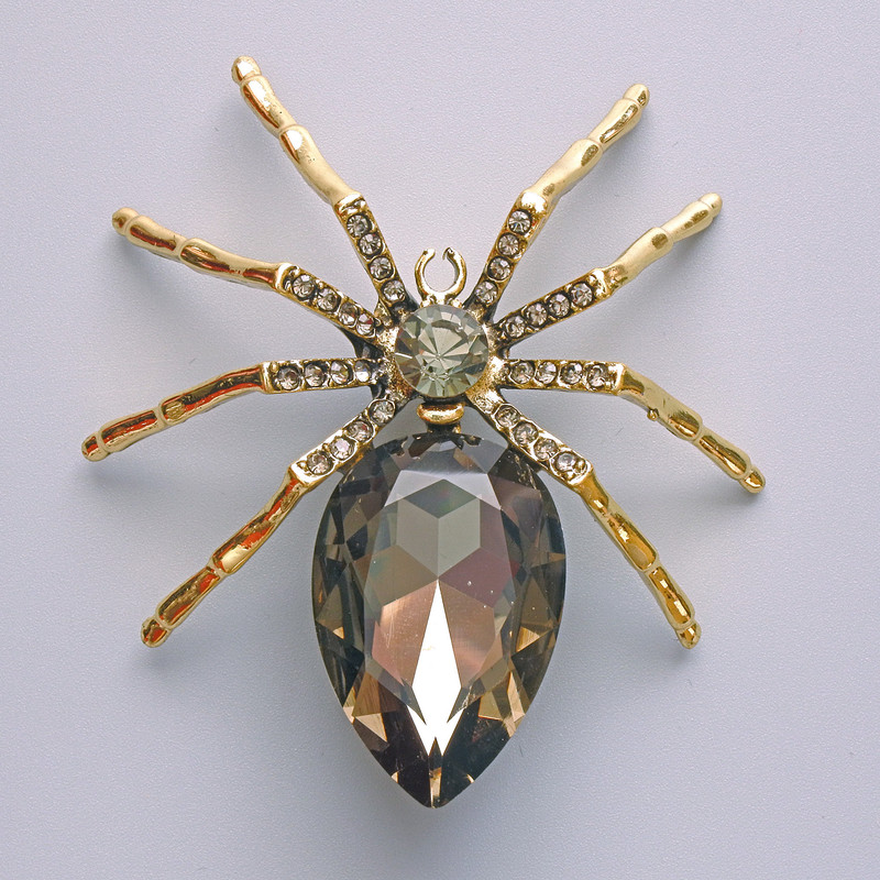 Brosche-Anhänger 'Spinne', grauer Kristall, graue Strasssteine, goldfarbenes Metall 56×64 mm