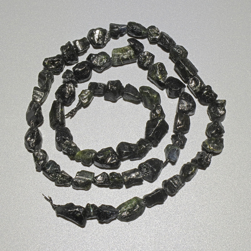 Perlen aus Sonnen-Obsidian, Naturstein, facettierte Perlen, Durchmesser 6 mm, Länge ca. 40 cm, auf dem Faden
