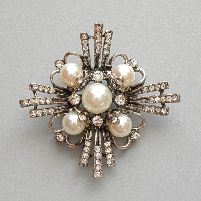 Brosche/Anhänger «Akzent» mit weißen Perlen und Strasssteinen, silberfarbenes Metall 53×52 mm