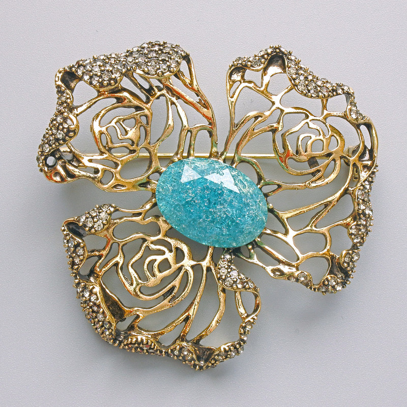 Blumenbrosche mit Anhänger – Blume, blauer Aquarium-Effekt, weiße Strass-Steine, goldfarbenes Metall, 51 × 51 mm