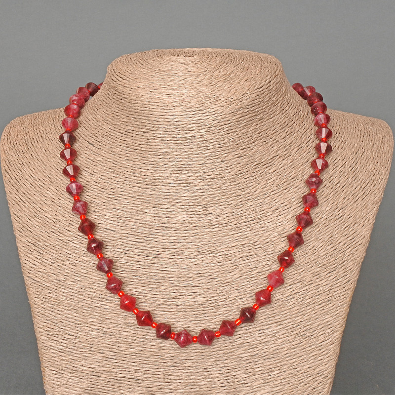Kette aus Turmalin Rubellit, Naturstein, facettierte Rhombusform, Durchmesser 8×8 mm, Länge 49 cm, mit Glasperlen